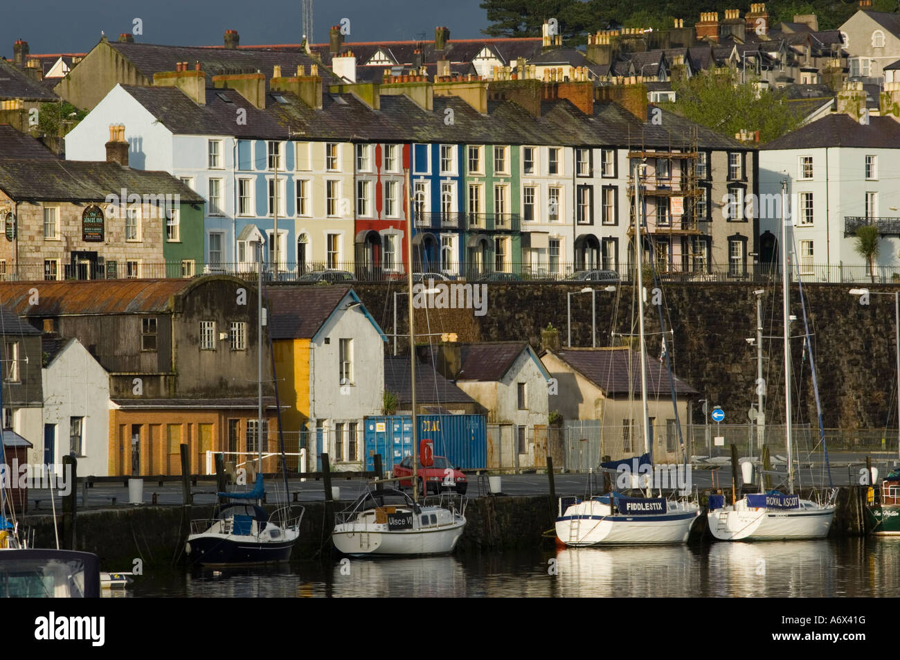 Caernarfon Harbour and colourful houses Stock Photo Alamy