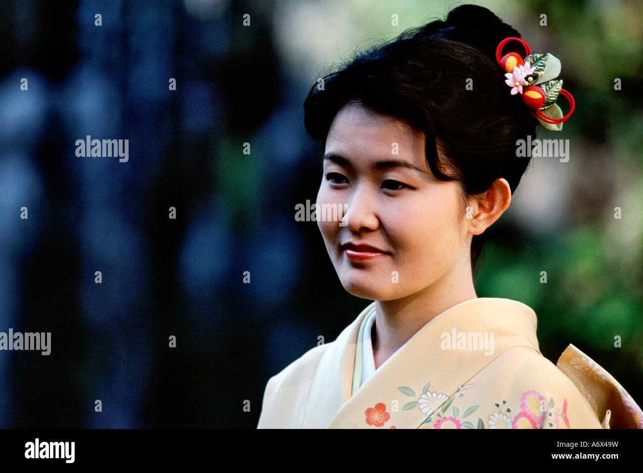 Portrait of a Japanese lady in traditional costume Stock Photo Alamy