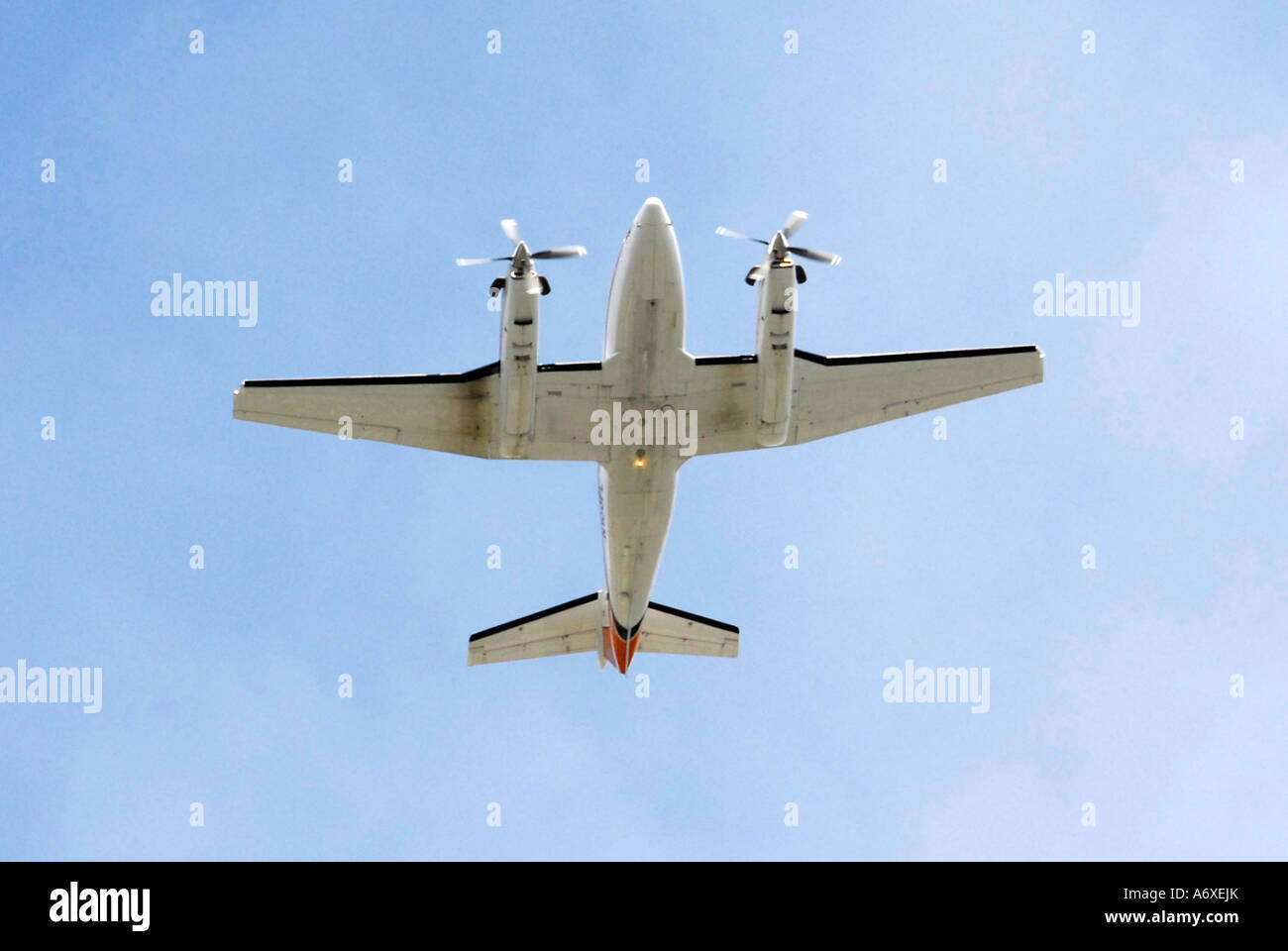 Twin engine passenger airliner hi-res stock photography and images - Alamy