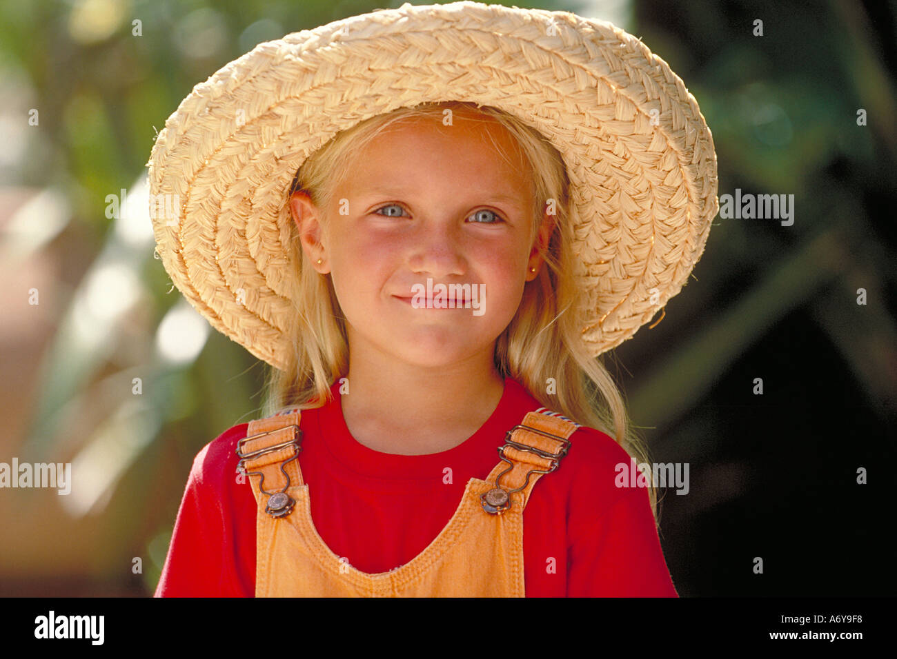 Blond girl with a straw hat hi-res stock photography and images - Alamy