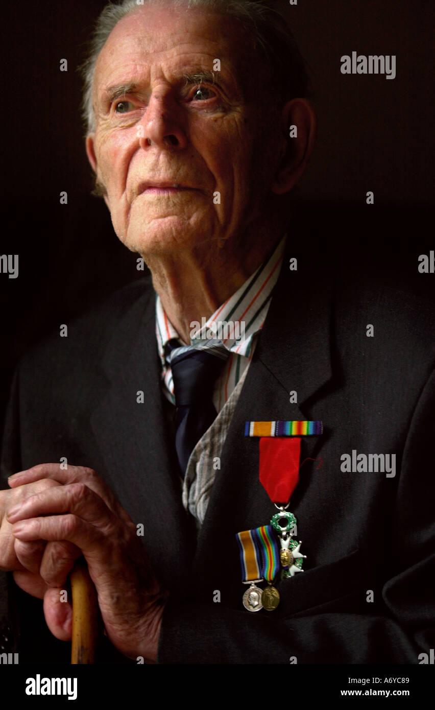 BRITAINS OLDEST SURVIVING VETERAN HARRY PATCH 105 YEARS IN 2004 WHO FOUGHT AT YPRES IN THE FIRST WORLD WAR Stock Photo