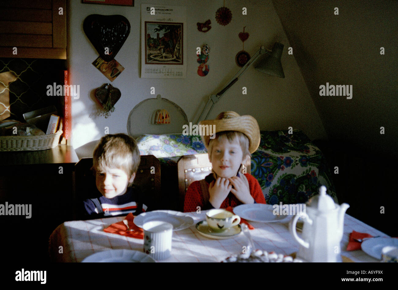 Dining table home 1970s hi-res stock photography and images - Alamy