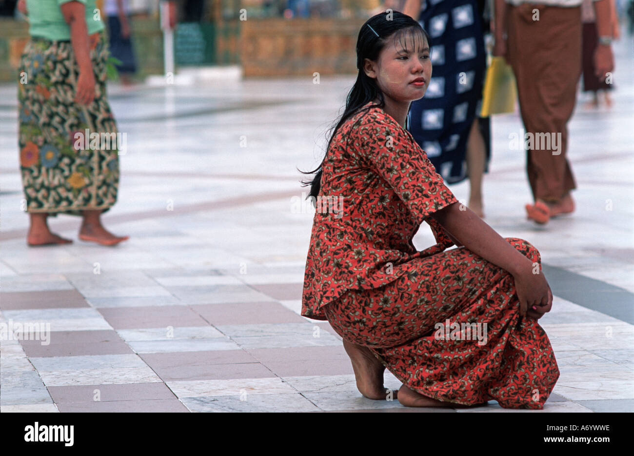 Pretty woman kneeling hi-res stock photography and images - Alamy