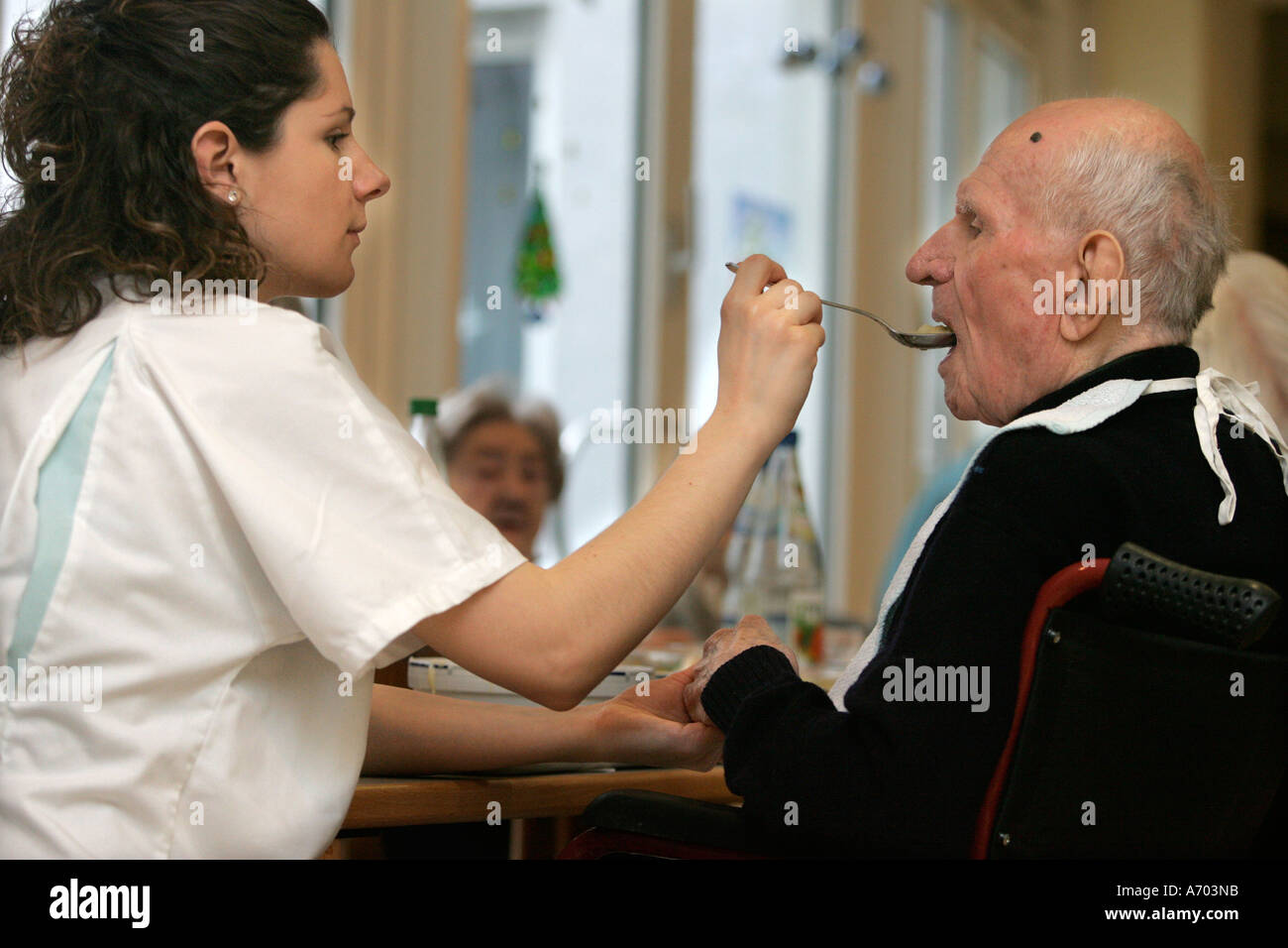 Heidelberg, DEU, 15.12.2004 care in a home for the elderly near Heidelberg Stock Photo