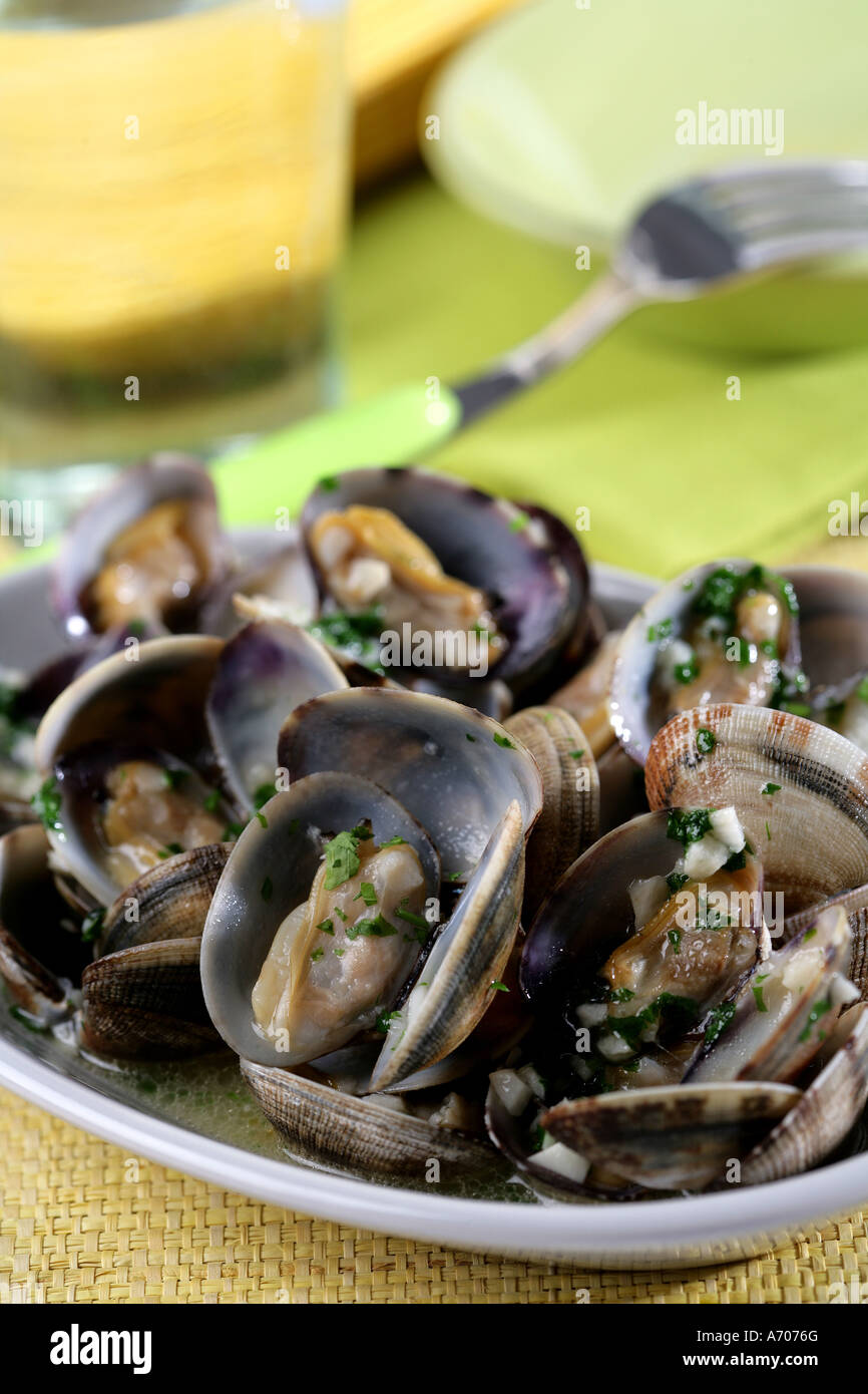 Clams with white wine Stock Photo Alamy