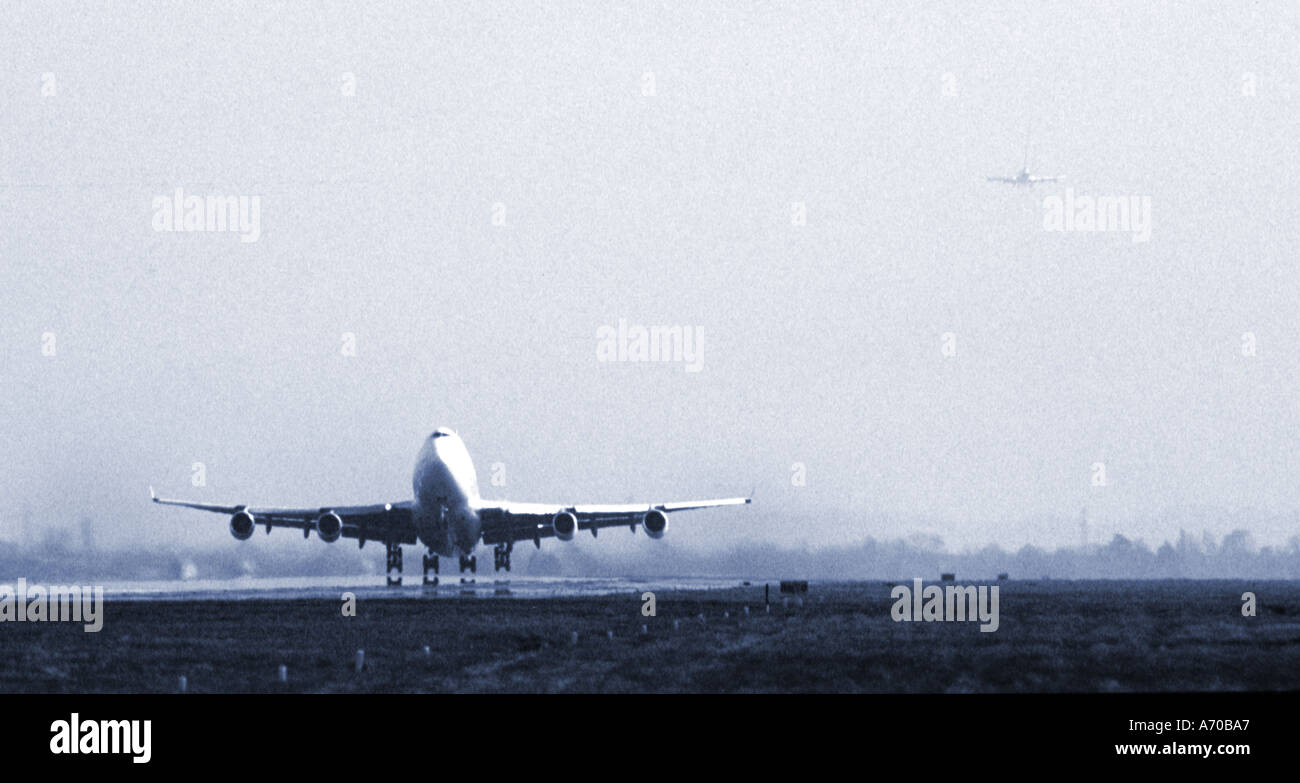 Passenger aircraft landing take hi-res stock photography and images - Alamy