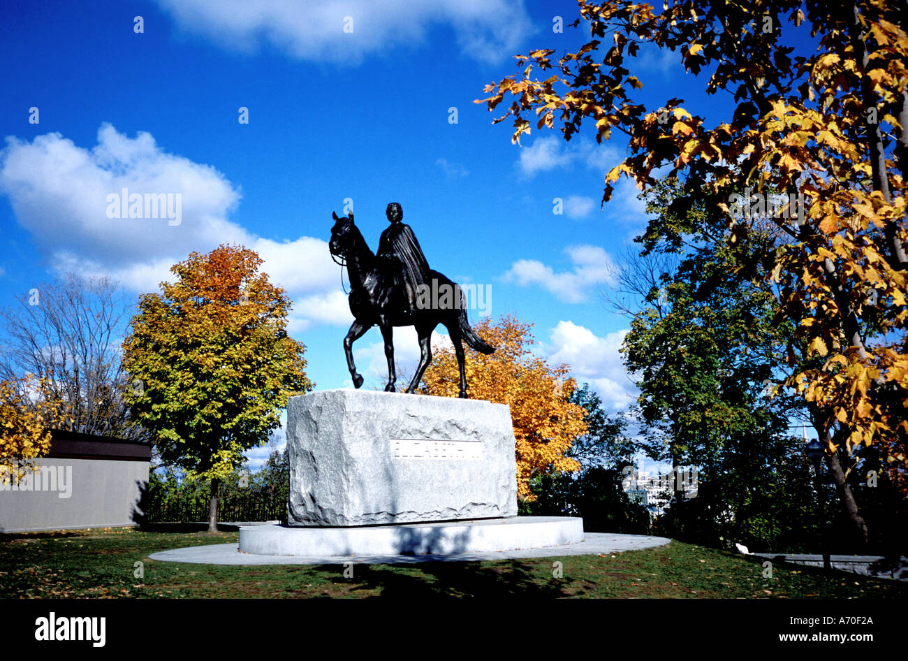 queen elizabeth the second statue in front of parliament buildings in