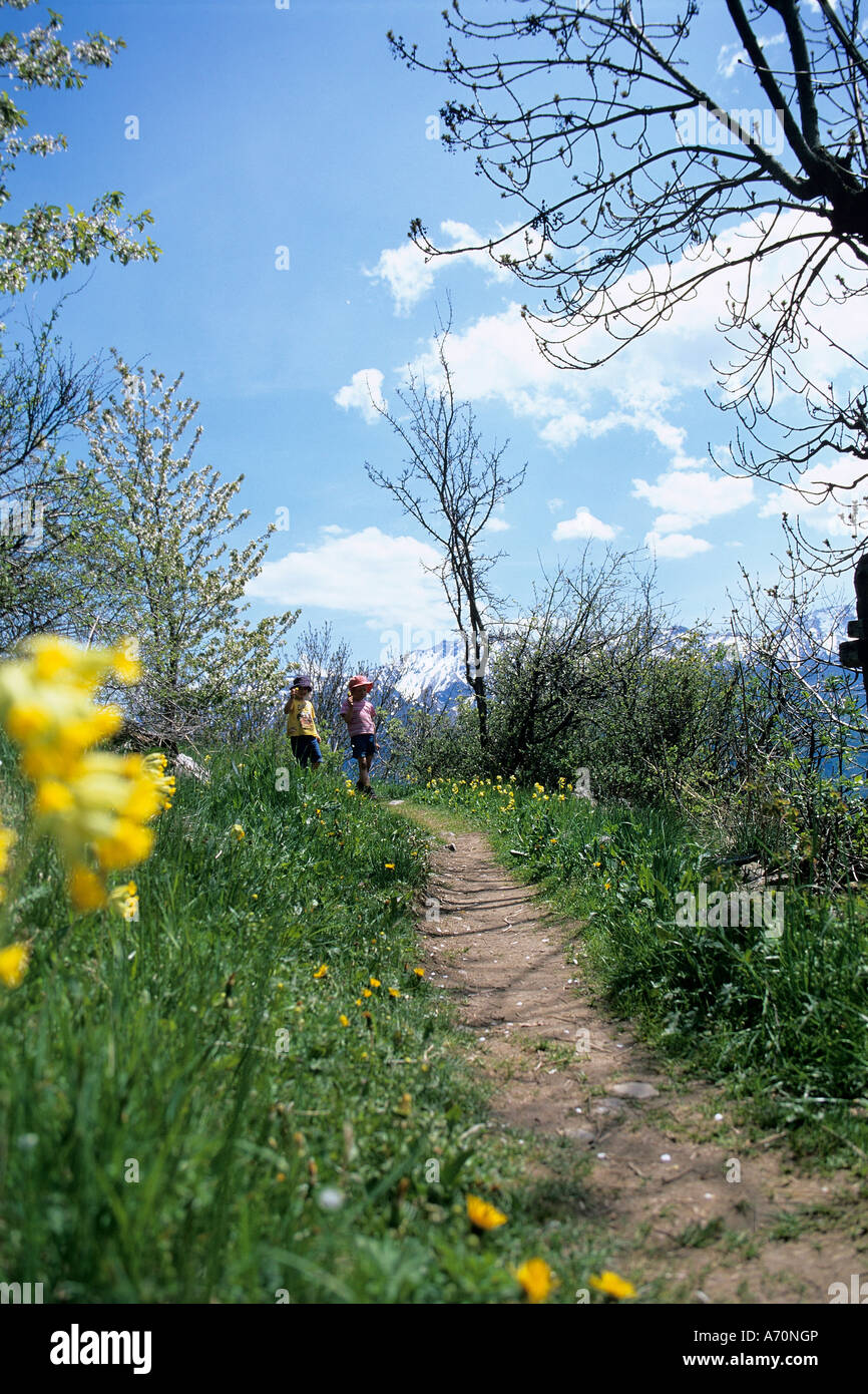 Kinder auf Wanderweg Stock Photo - Alamy