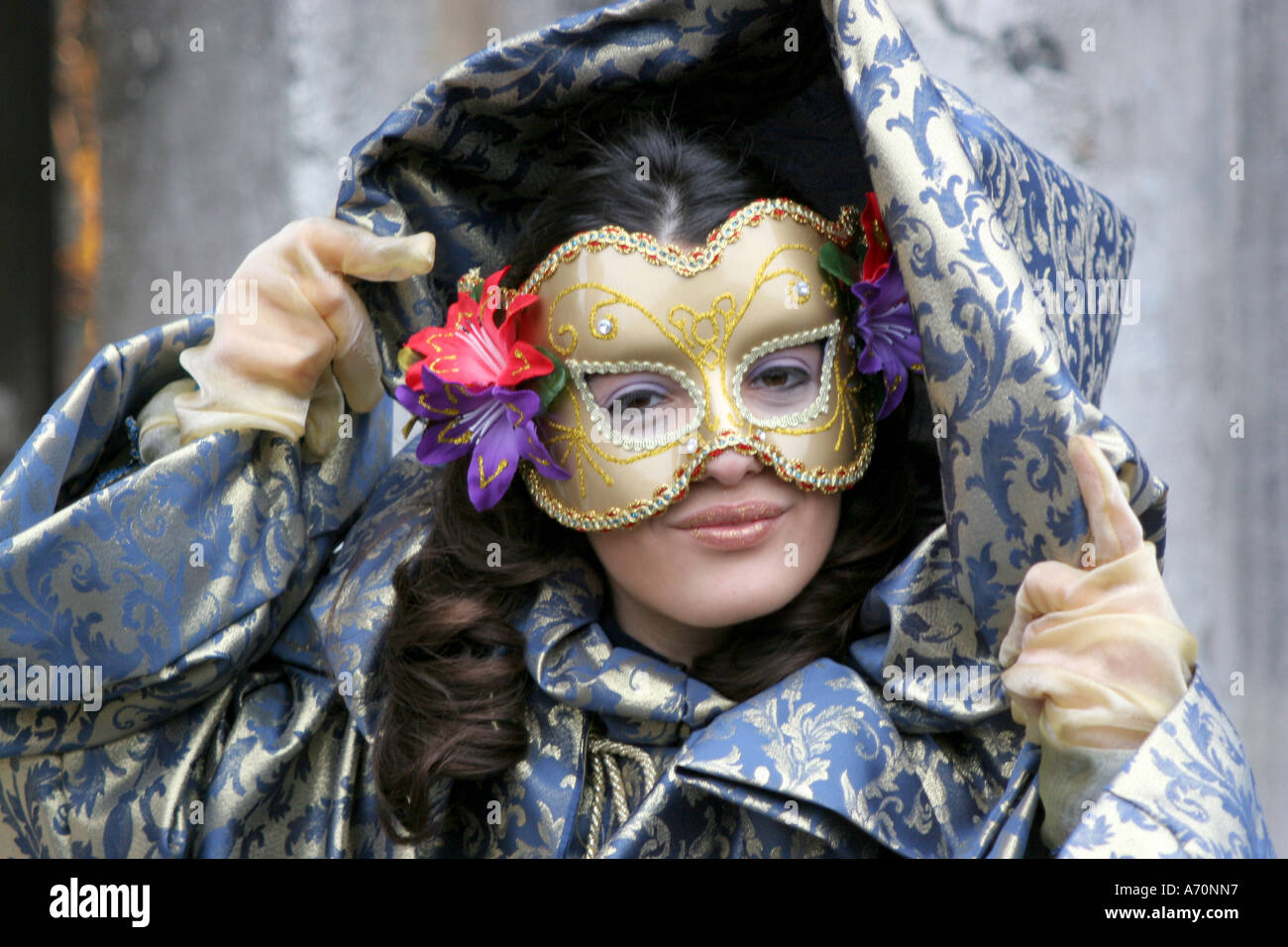 Karneval Venedig 2006junge Edelfrau mit Kaputzenumhang posiert Carnival de Venice 2006 Stock Photo