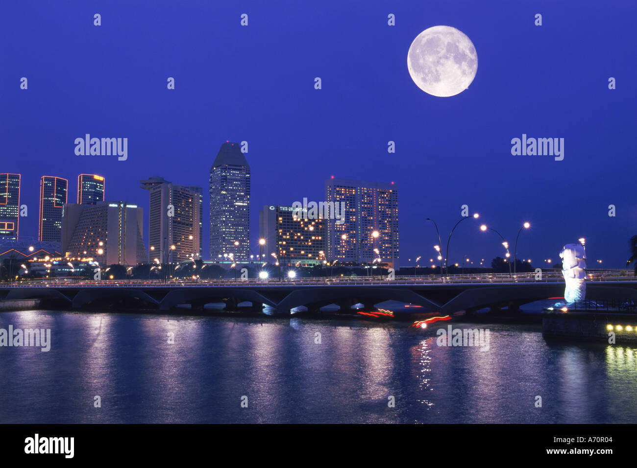 Full moon over Anderson Bridge and Singapore River Stock Photo Alamy