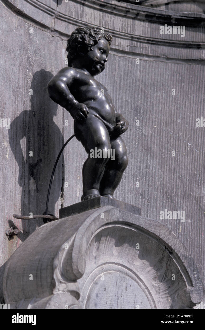 Europe, Brussels, Brabant, Belgium, Manneken Pis Statue, symbol of city sculpted by Jerome Duquesnoy (1619) Stock Photo