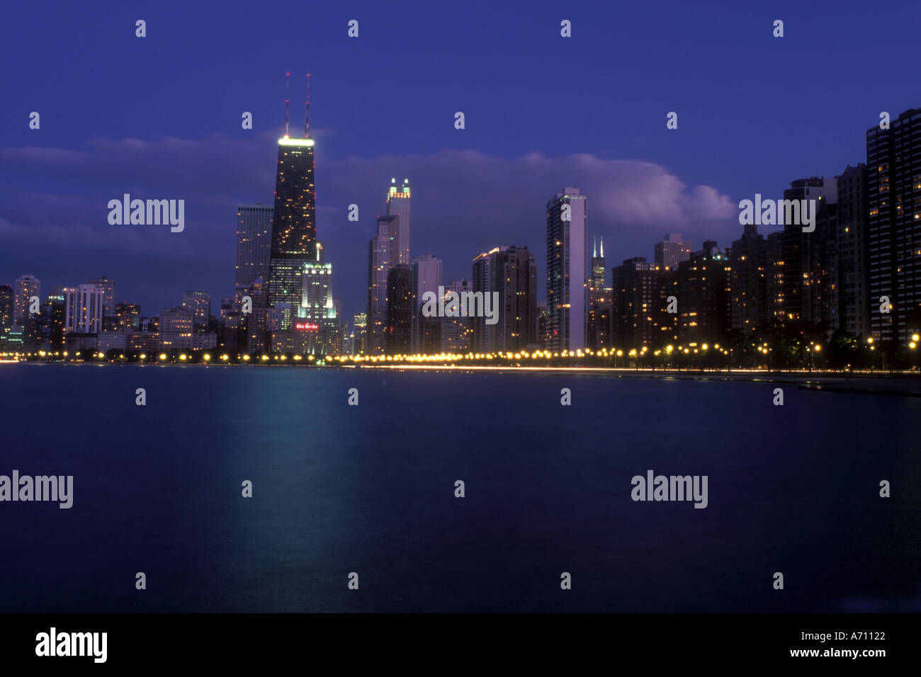 Night pictures of chicago hi-res stock photography and images - Alamy