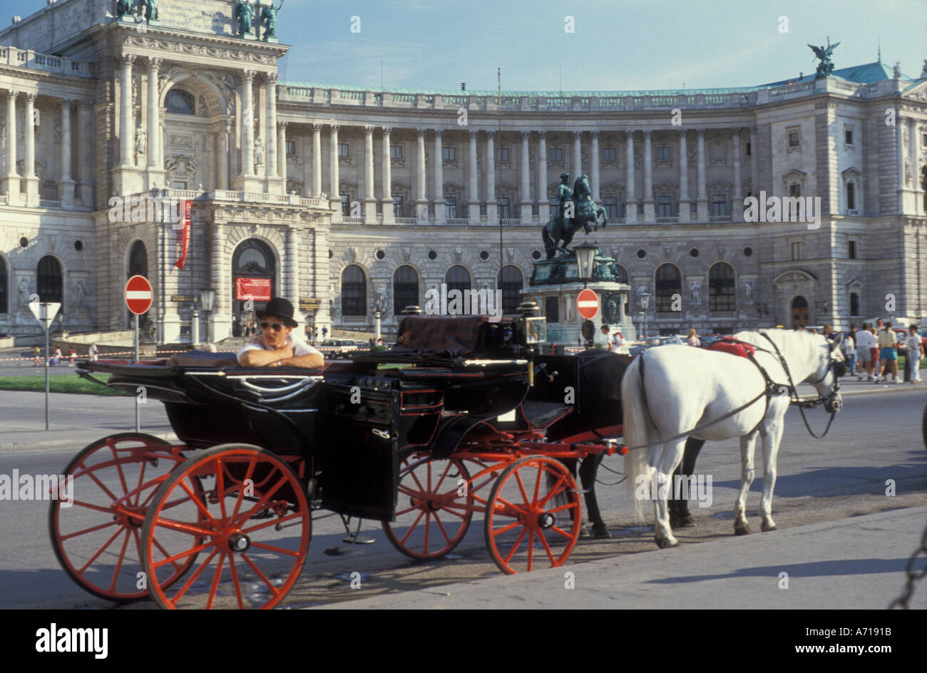 Horse carriage rides in vienna hi-res stock photography and images - Alamy