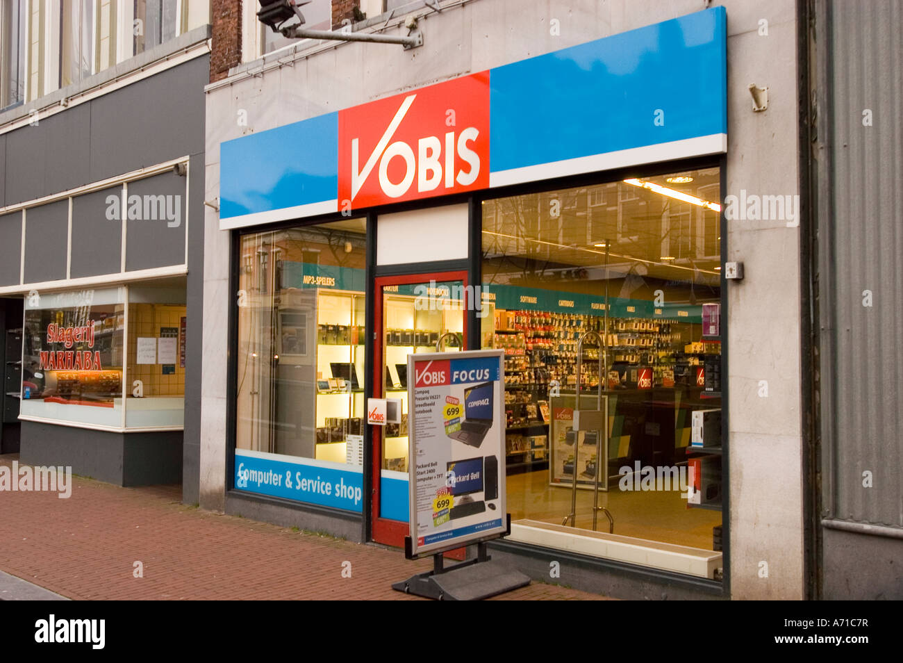 Retail shopping chain storefront hi-res stock photography and images ...