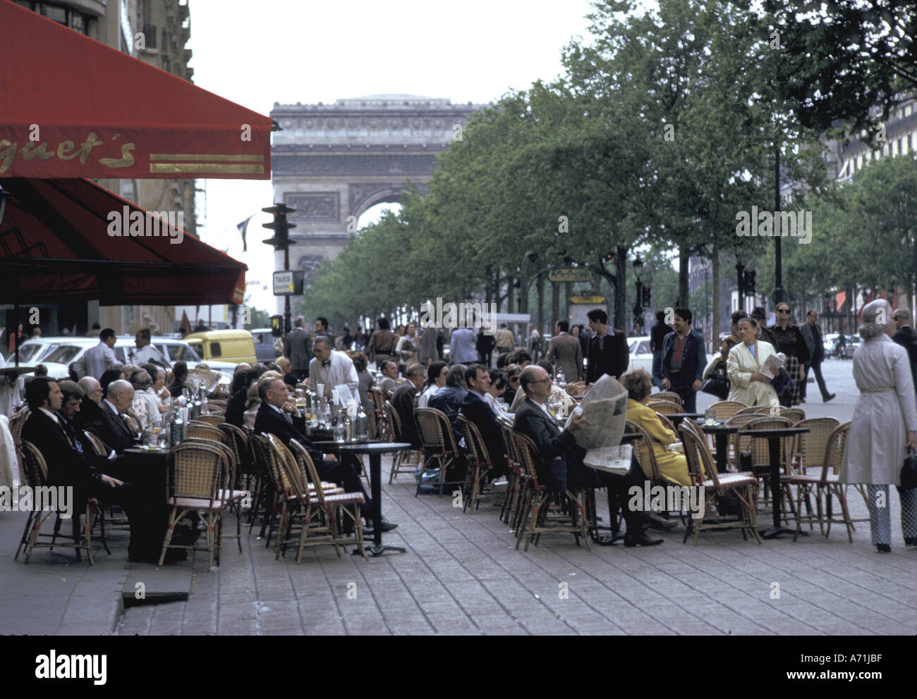 FRANCE, Paris Champs, Elysees. Tourists at cafe Stock Photo - Alamy