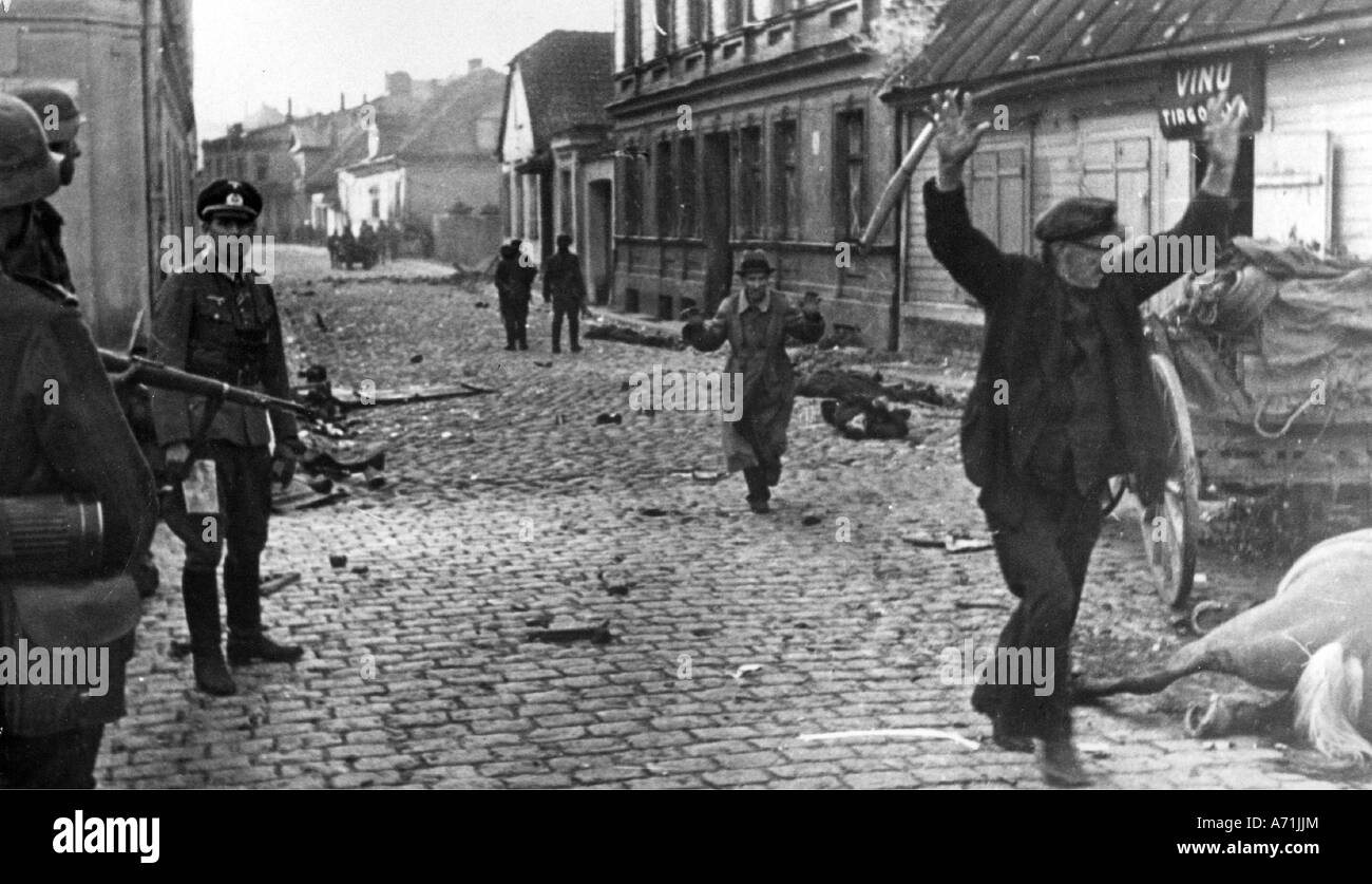 events, Second World War / WWII, Latvia, Riga, 1.7.1941, occupation by the German 18th Army, civilians in a street, hands up, Stock Photo