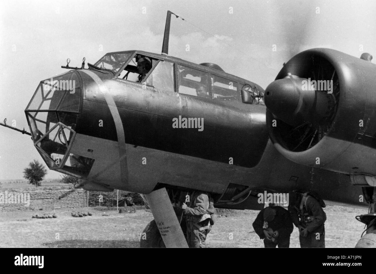 events, Second World War / WWII, aerial warfare, aircraft, German bomber Dornier Do 17 preparing for take-off, France, summer 1940, Do-17 Z, Do17, bomber, wing, flying, 20th century, historic, historical, Battle of Britain, Luftwaffe, Wehrmacht, Germany, Great Britain, Third Reich, plane, planes, crew members, boarding, 1940s, people, Stock Photo