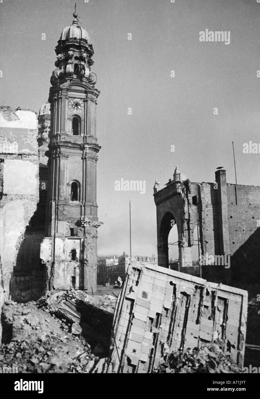 events, post war era, destroyed cities, Munich, Theatiner Church and Feldherrnhalle, 1946, Stock Photo