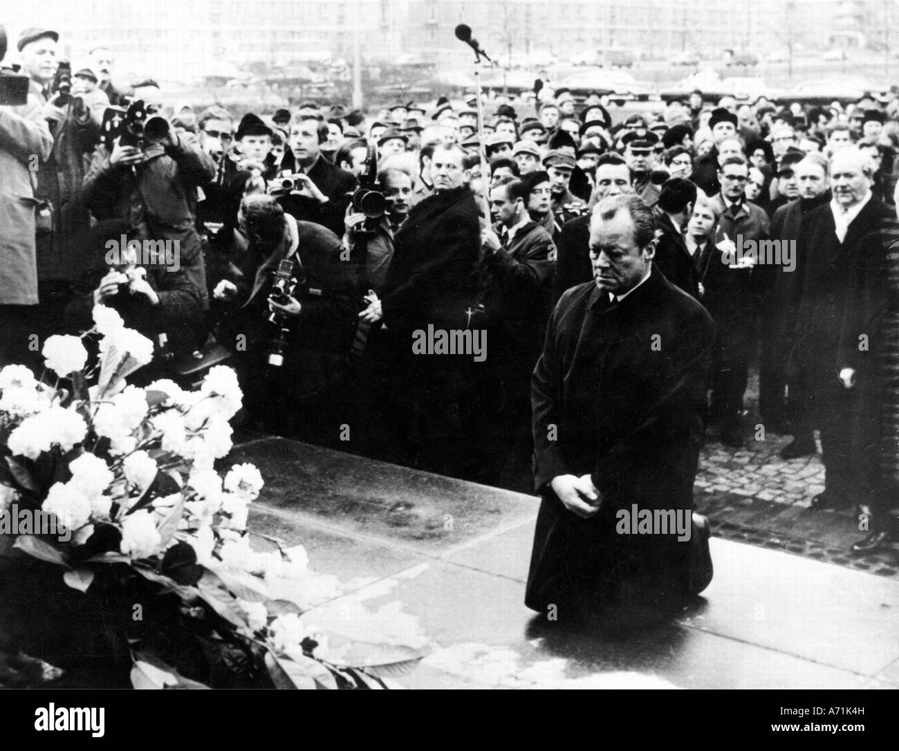 Brandt, Willy, 18.12.1913 - 8.10.1992, German politician, kneeling, jewish tomb, Warsaw, 7.12.1970, prostration, Warsaw Ghetto, Stock Photo