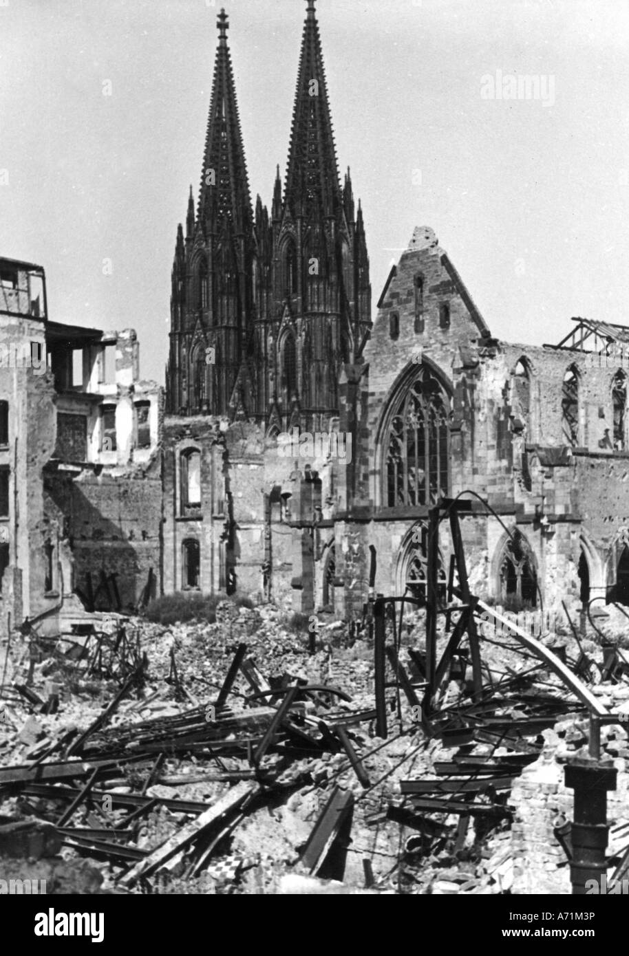 events, post war era, destroyed cities, Cologne, destroyed house, the cathedral in the background, 1945, Stock Photo