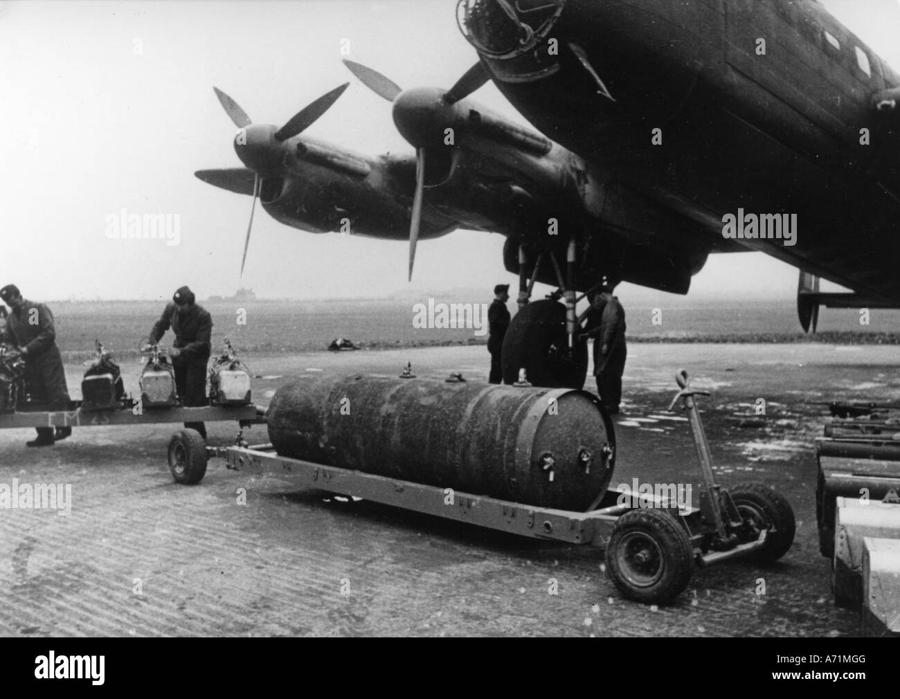 events, Second World War / WWII, aerial warfare, bombs / bombings, British bomber Avro Lancaster is being loaded with a 'Blockbuster' bomb, Great Britain, circa 1943, Stock Photo