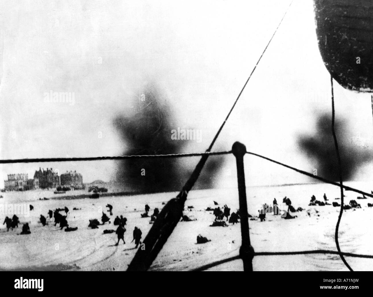 events, Second World War / WWII, France, Dunkirk, evacuation of Allied troops 26.5.1940 - 4.6.1940, British soldiers on beach under bombardment, Stock Photo