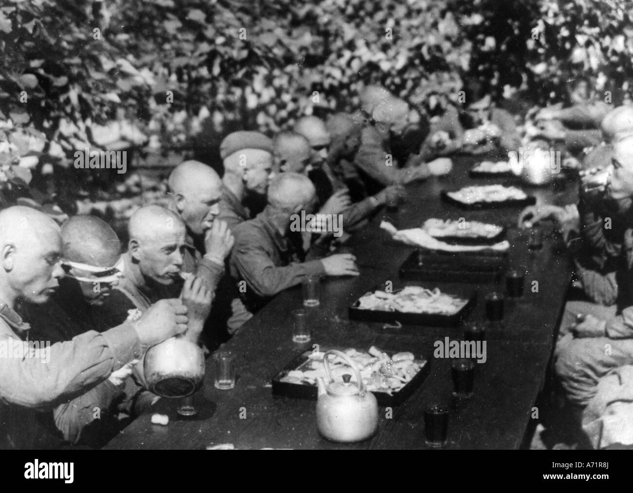 events, Soviet-Japanese Border War 1938 - 1939, Soviet soldiers n Japansese captivity having a meal, Manchuria, 15.7.1939, Asia, USSR, Soviet Union, Japan, China, Prisoners of War, POWs, tea, 20th century, historic, historical, people, 1930s, Stock Photo