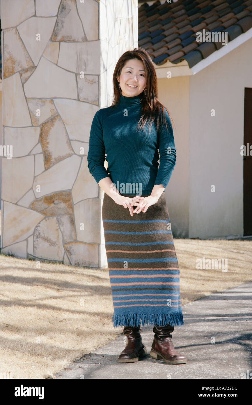 Portrait of a young woman smiling Stock Photo - Alamy