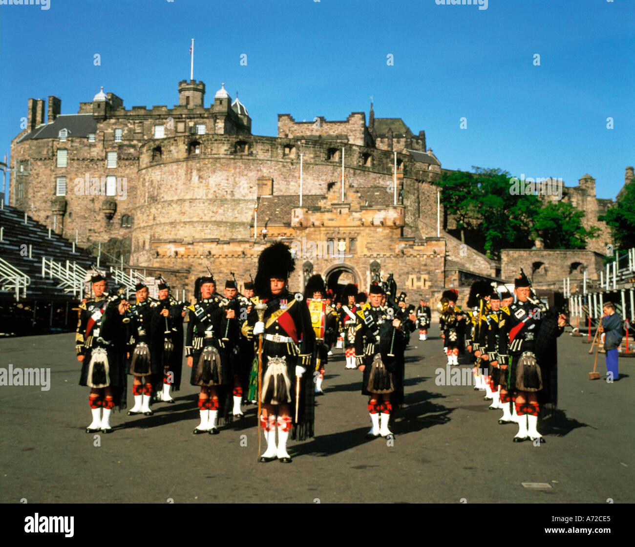 scottish-pipers-blowing-bagpipes-edinburgh-castle-edinburgh-scotland