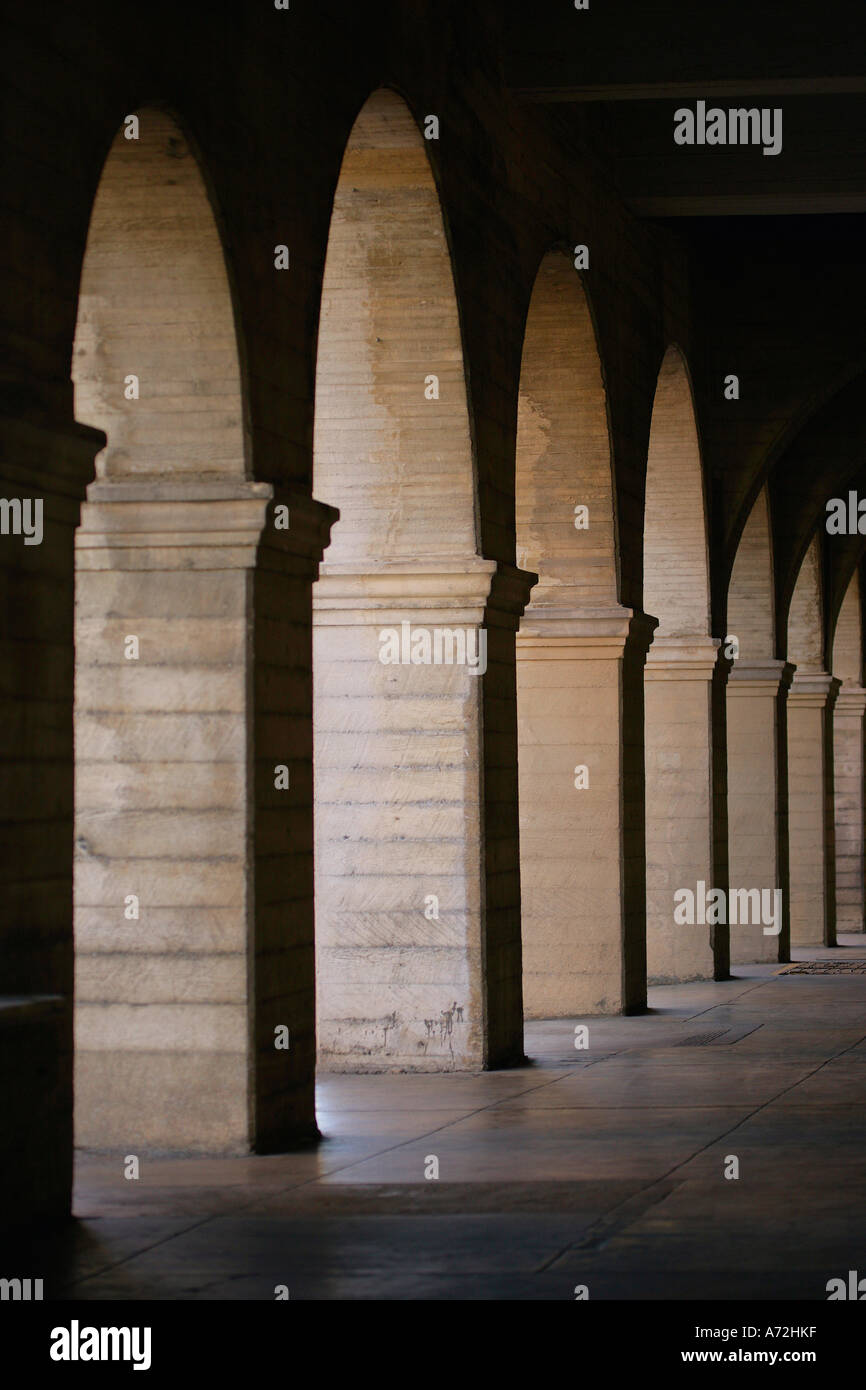 Repeating archways hi-res stock photography and images - Alamy