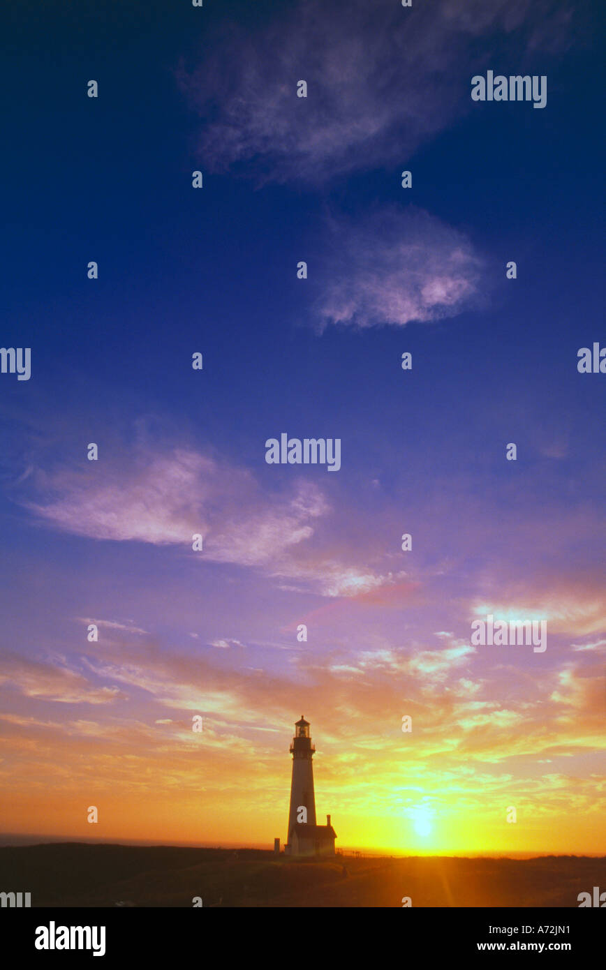 Sunset behind Yaquina Head Lighthouse, Yaquina Bay Stock Photo - Alamy