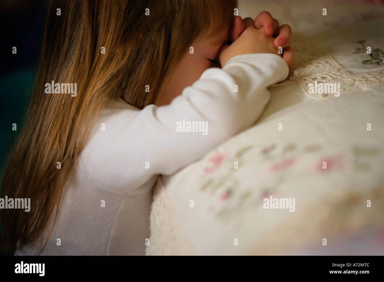Child praying bedside hires stock photography and images Alamy
