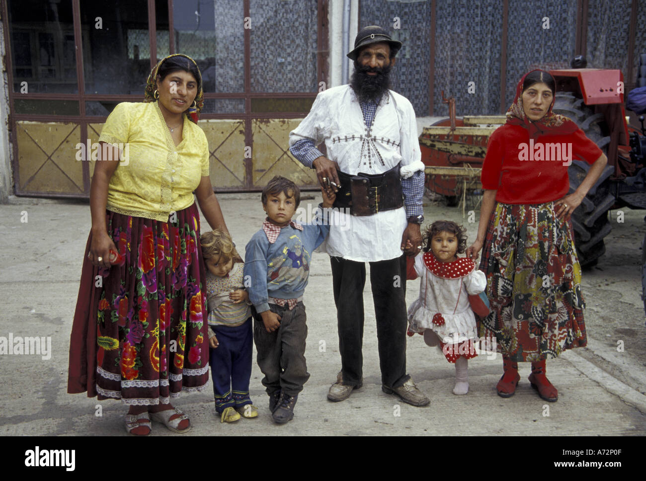 цыганские дети. цыганская семья. семья цыган. цыганская семья. берегово цыгане.