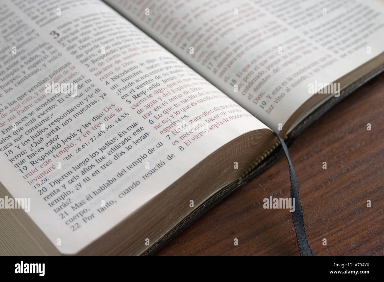 Spanish Bible open to John 3 16 Stock Photo - Alamy