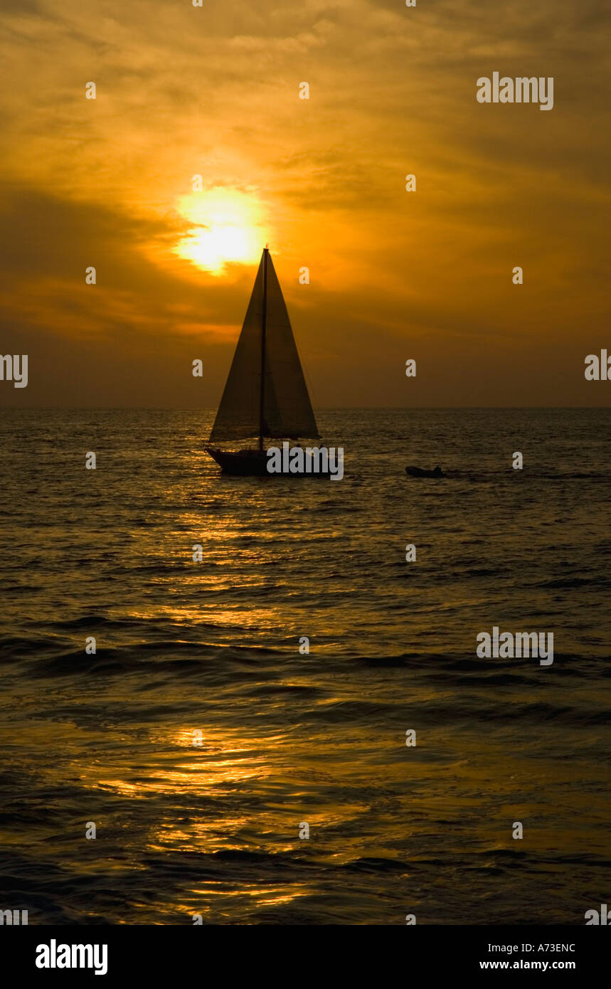 Sailboat in horizon sunset hi-res stock photography and images - Alamy