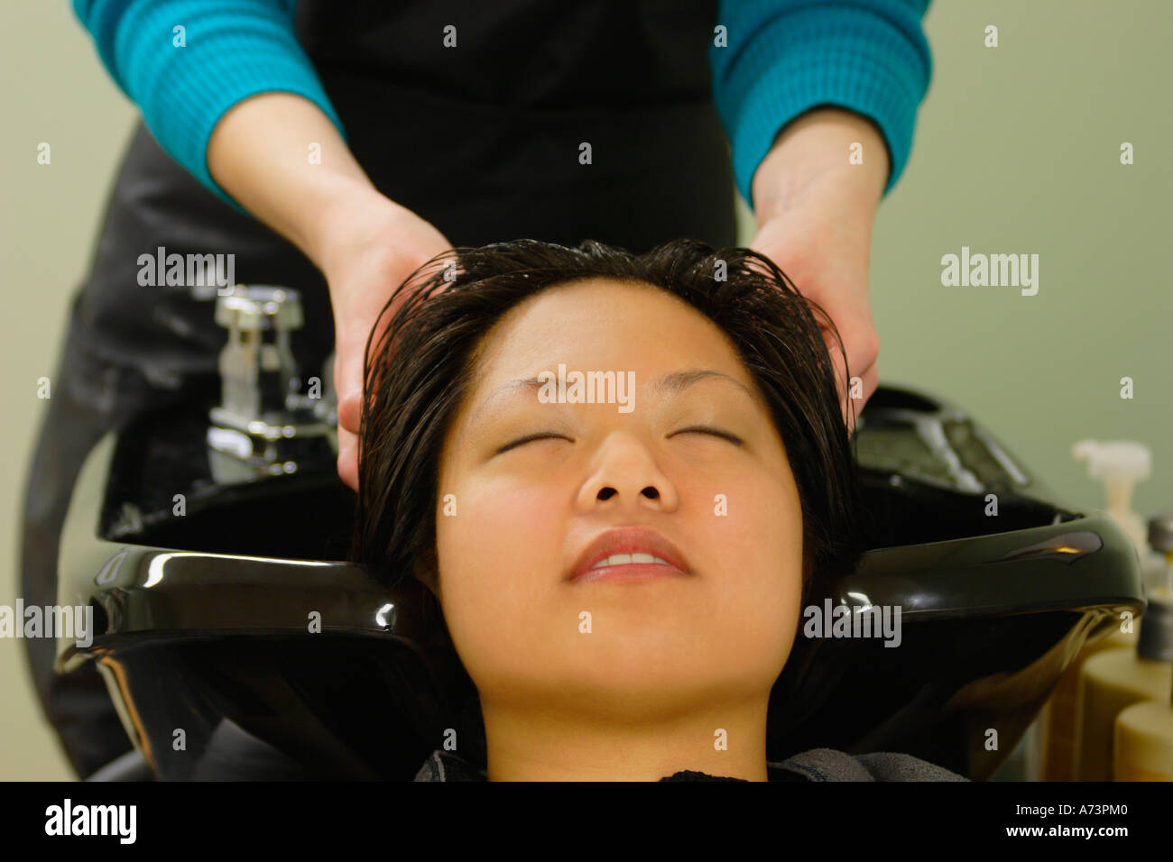 Head massage at the hair salon Stock Photo Alamy