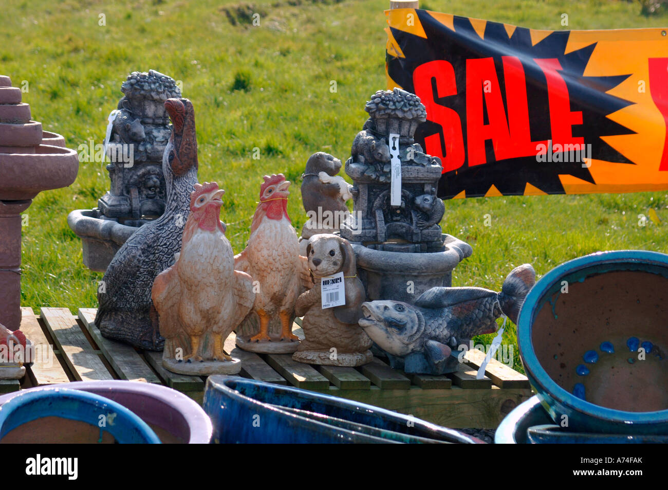 Figures center hi-res stock photography and images - Alamy
