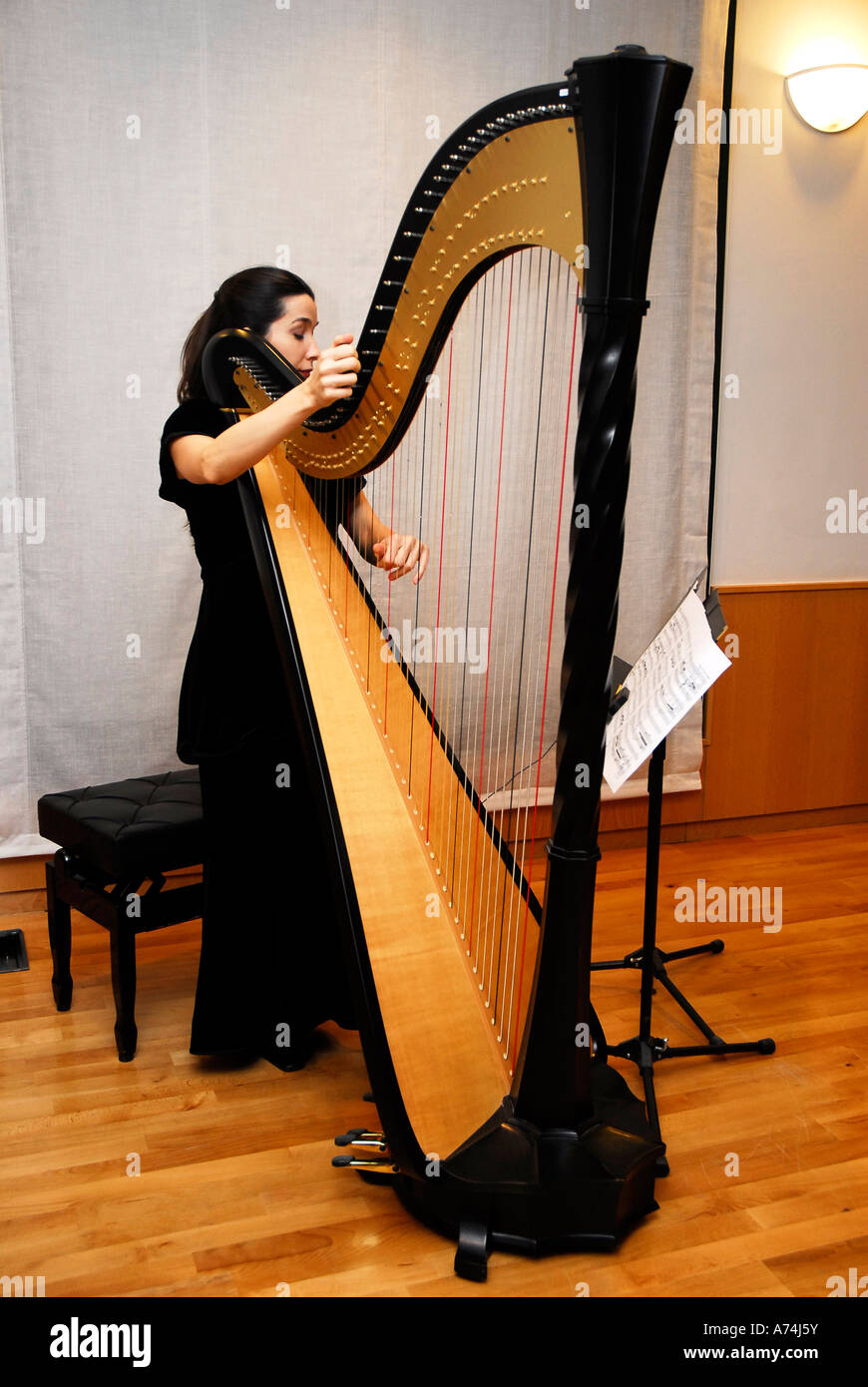 Playing harp hires stock photography and images Alamy