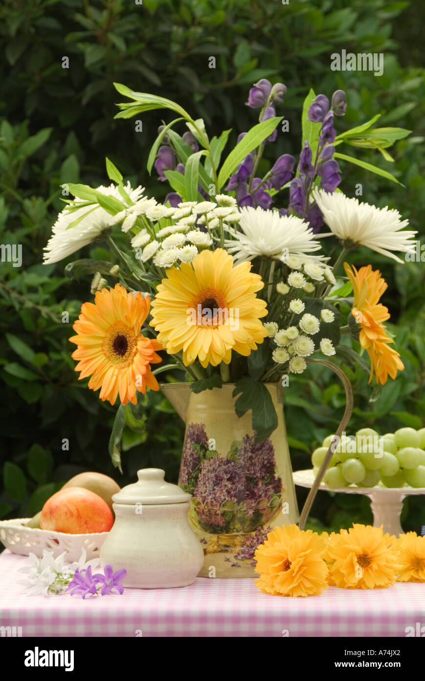 Flower arrangement orange yellow hi-res stock photography and images ...