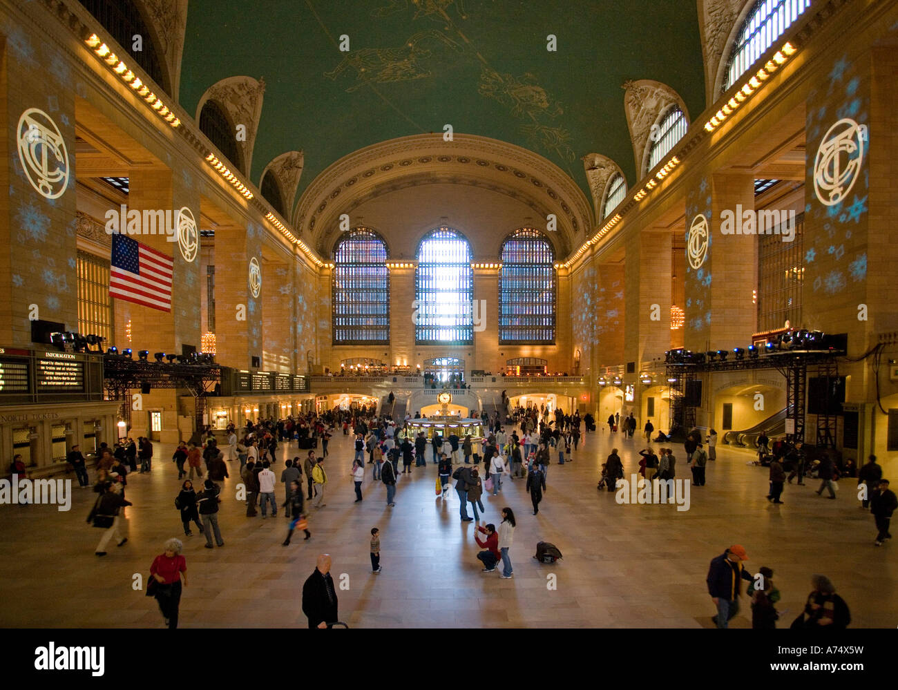 Grand Central station concourse showing crowds and passers by milling around Stock Photo