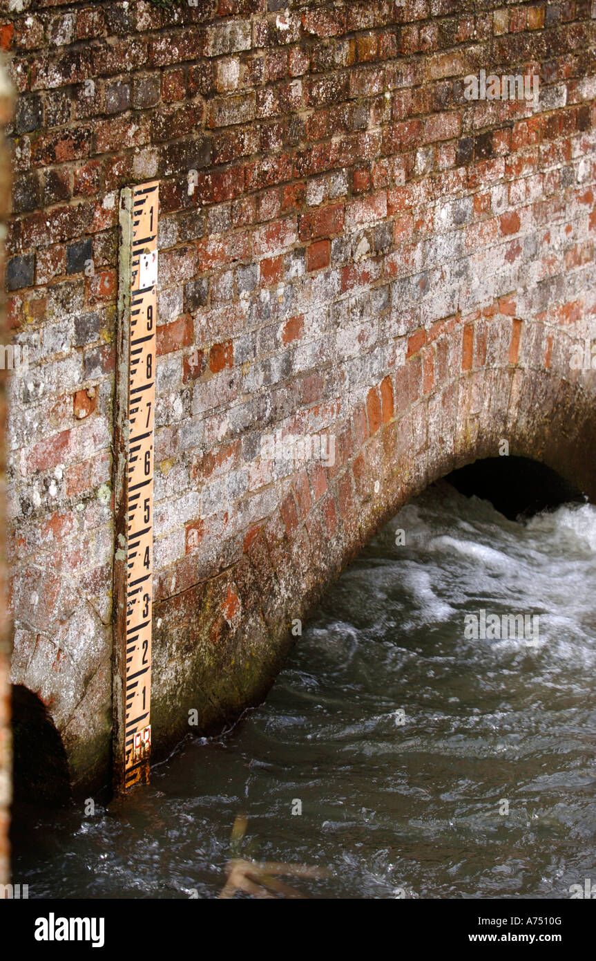 HIGH RIVER LEVELS ON THE RIVER KENNET AT LOWER DENFORD NEAR HUNGERFORD UK Stock Photo