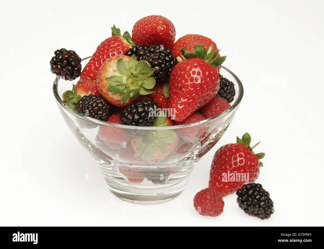 BLACKBERRIES AND STRAWBERRIES IN A FRUIT BOWL RE HEALTHY EATING DIET ...