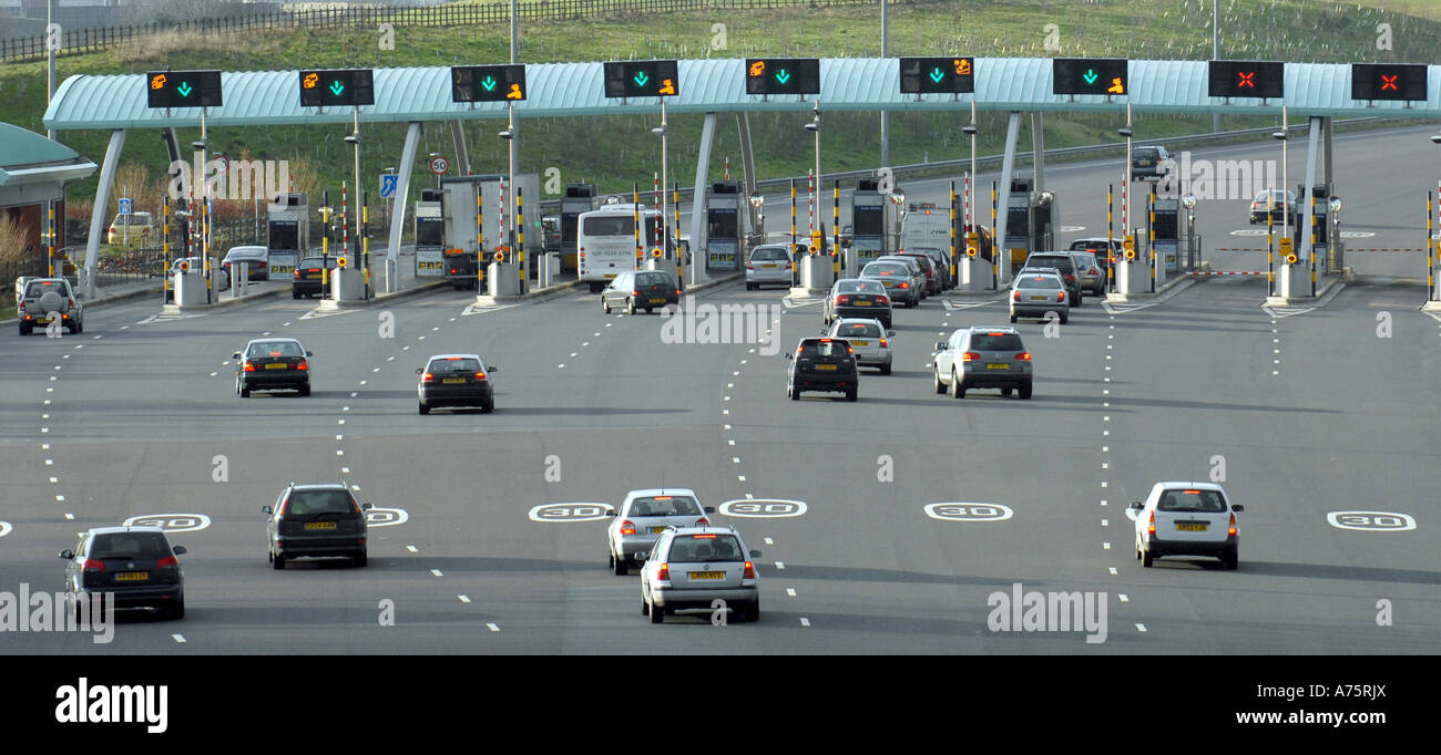 TRAFFIC APPROACHING TOLL PAYMENT  BOOTHS ON THE M6 TOLL ROAD,NEAR CANNOCK,STAFFORDSHIRE,ENGLAND UK Stock Photo