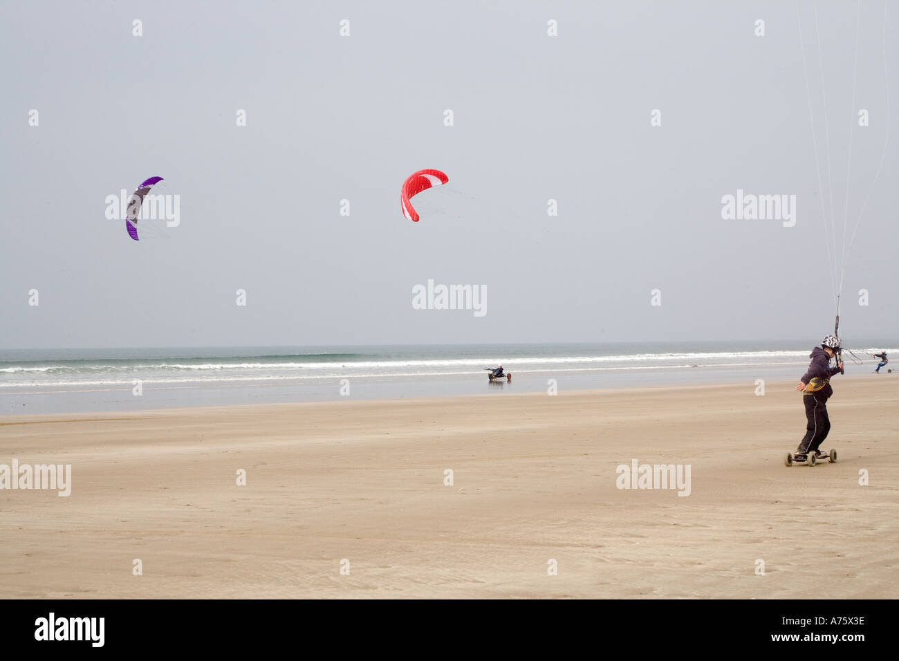 Kite skateboarding at Black Rock Sands North Wales Stock Photo - Alamy