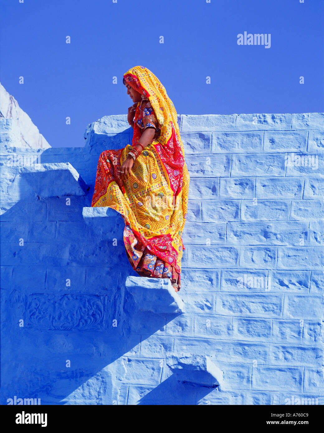 Woman in a colorful sari in Jaiselmer, Rajasthan, India Stock Photo - Alamy