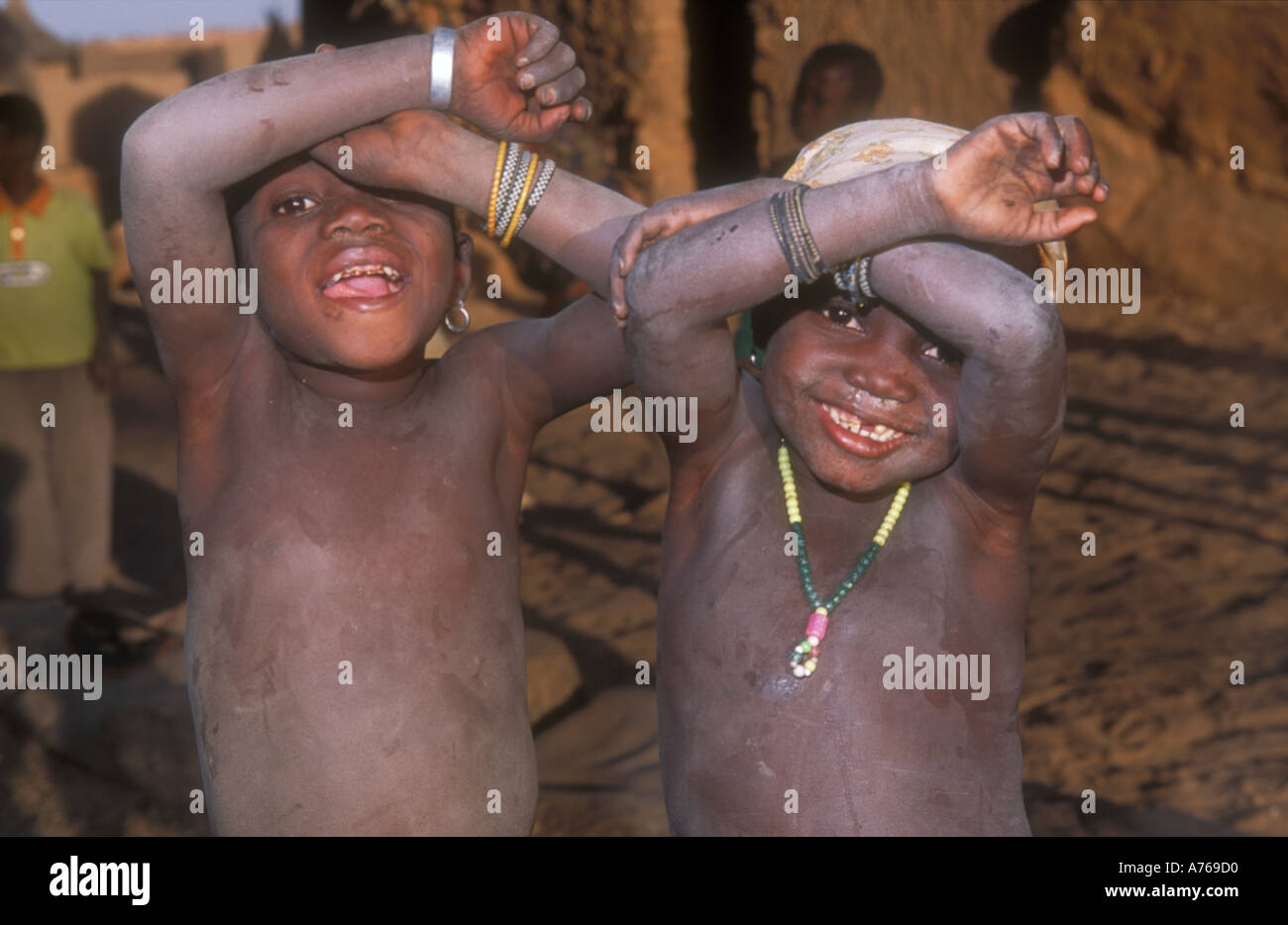 Happy Dogon children blinking into the setting sun, Tereli, Pays Dogon, Mali. Stock Photo