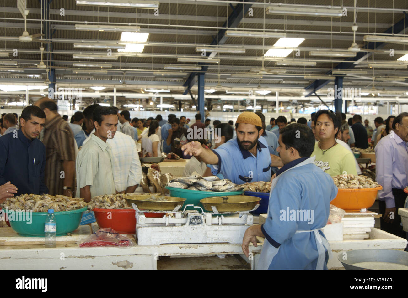 busy fish market deira dubai Stock Photo Alamy