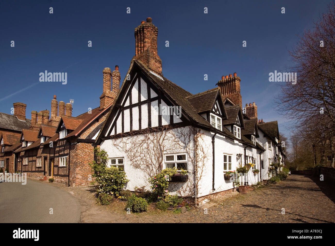 UK Cheshire Vale Royal Great Budworth cottages beside St Marys Parish church Stock Photo