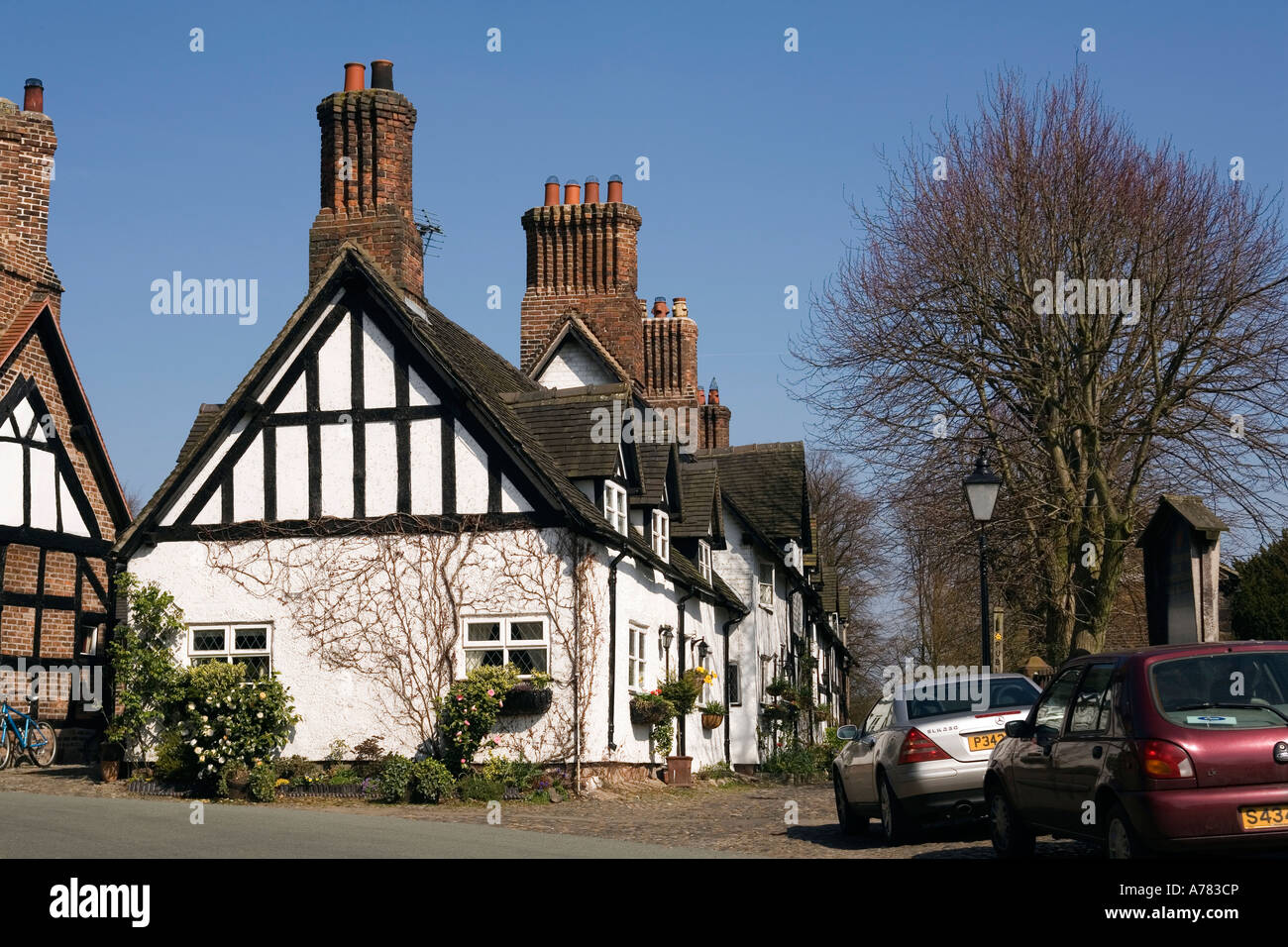 UK Cheshire Vale Royal Great Budworth School Lane cottages beside St Marys Parish church Stock Photo