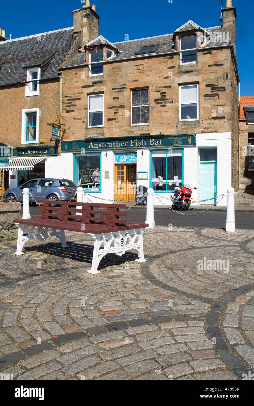 dh Scottish Fish Bar restaurant ANSTRUTHER EAST NEUK FIFE SCOTLAND Cobbled sitting out area famous Fish Chip shop seafood cafe front Stock Photo